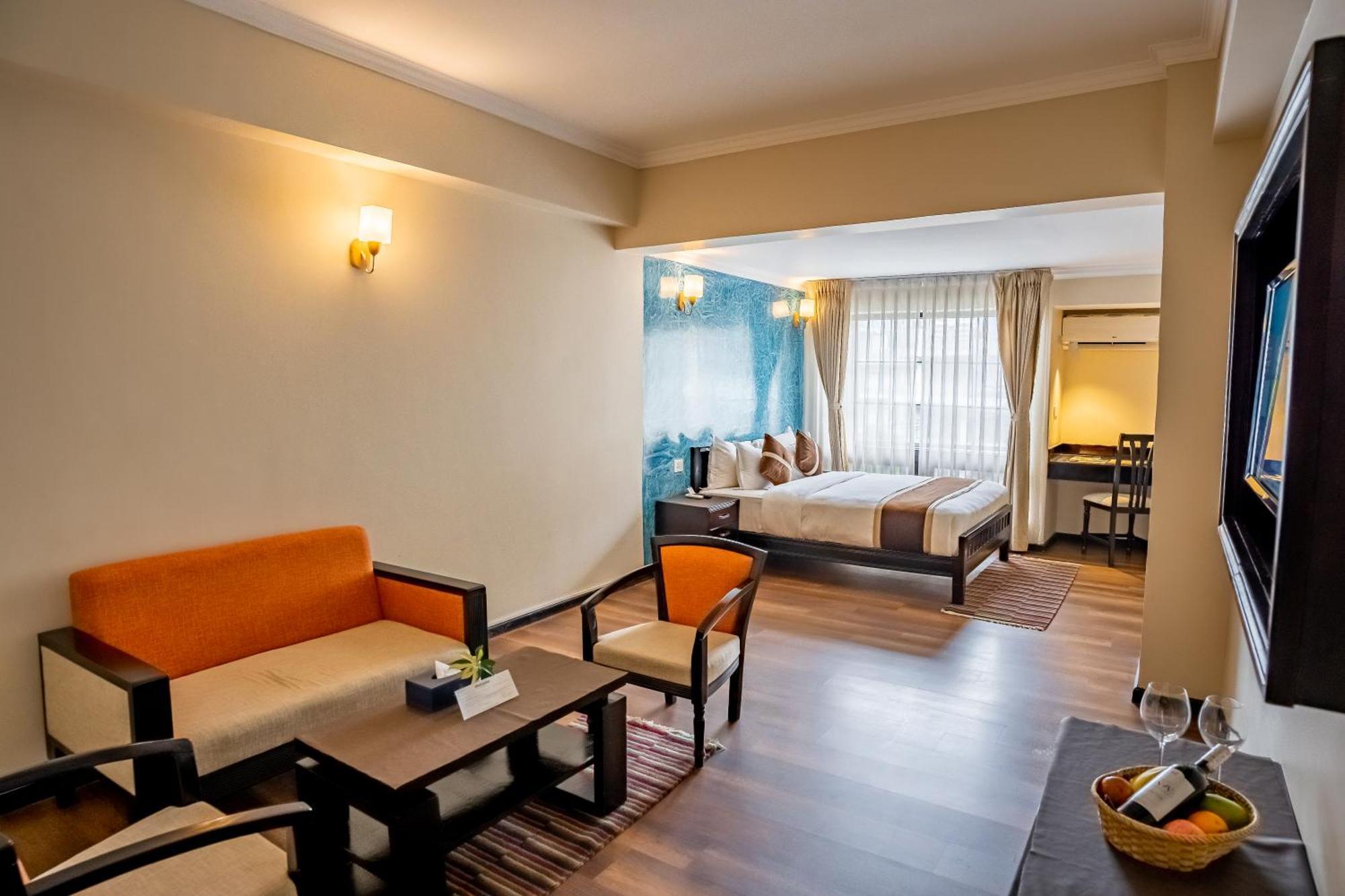 Hotel Sarowar Pokhara Bagian luar foto